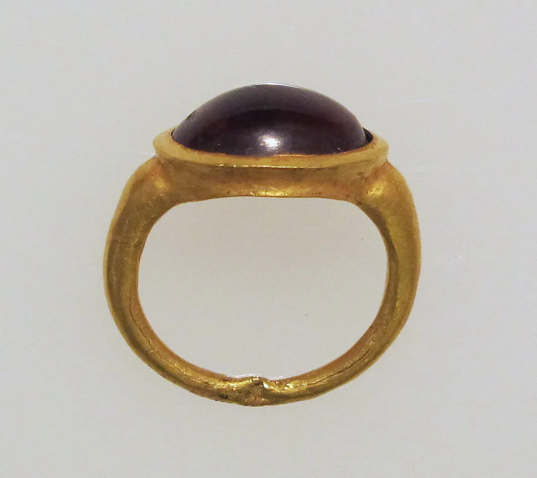 Ring with garnet — Unknown