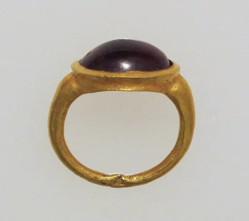 Ring with garnet