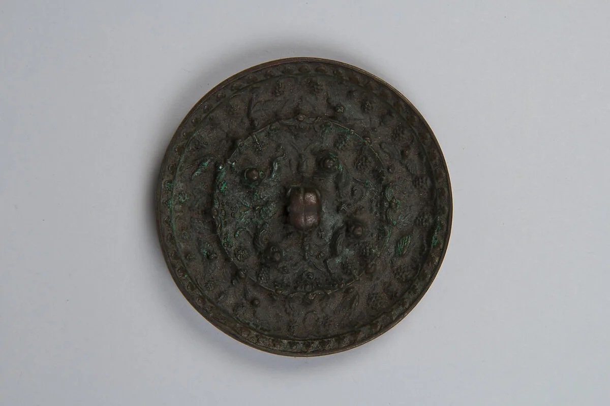 唐 瑞獣葡萄紋銅鏡|Mirror with fantastic animals amid grape vines — Unknown