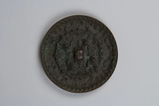 唐 瑞獣葡萄紋銅鏡|Mirror with fantastic animals amid grape vines
