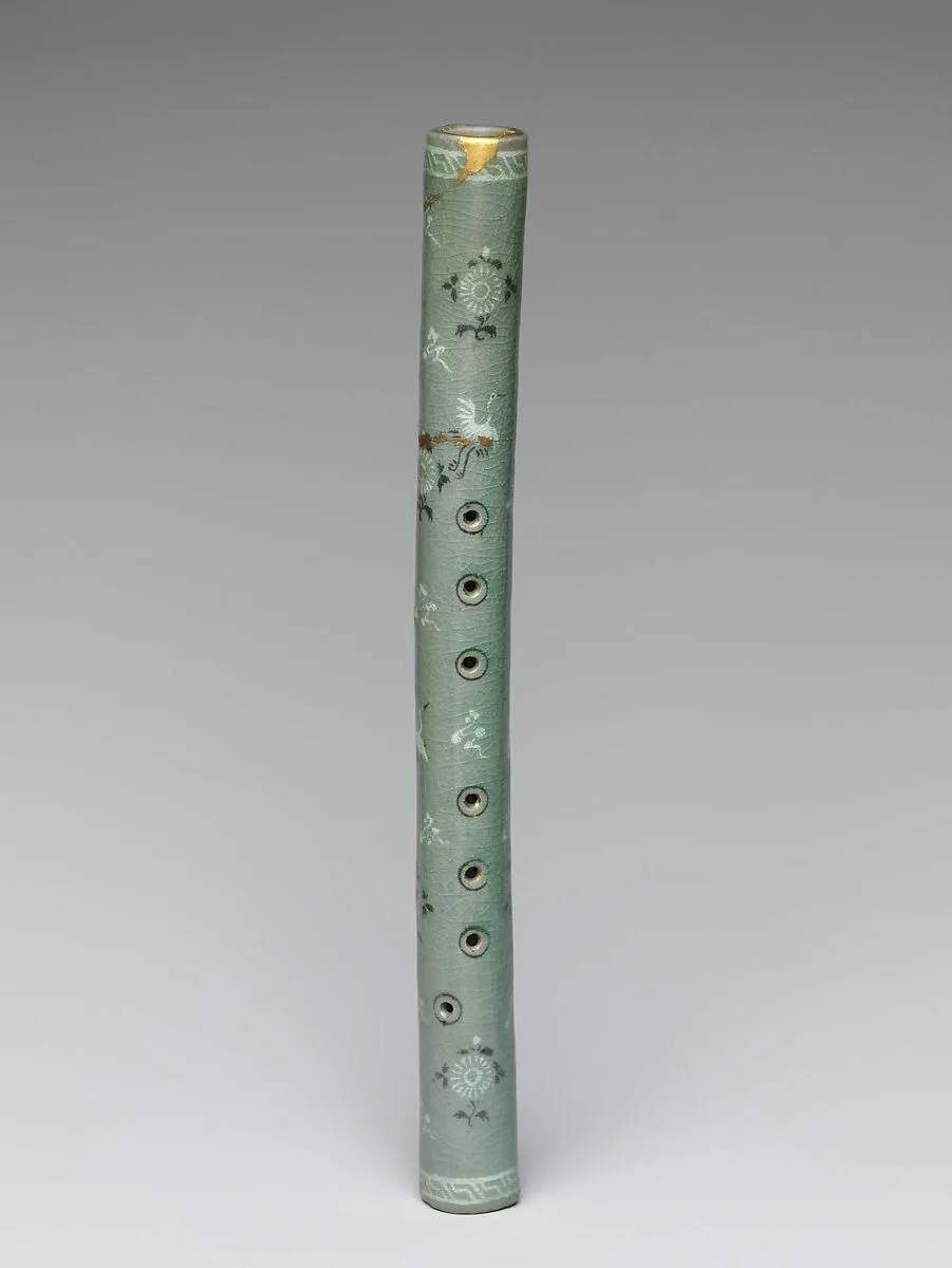 청자 상감 구름 학 국화 무늬 피리 고려|靑磁象嵌雲鶴菊花文笛 高麗|Vertical flute decorated with chrysanthemums, cranes, and clouds — Unknown