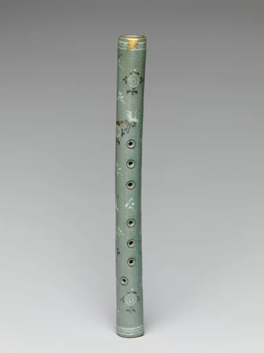 청자 상감 구름 학 국화 무늬 피리 고려|靑磁象嵌雲鶴菊花文笛 高麗|Vertical flute decorated with chrysanthemums, cranes, and clouds