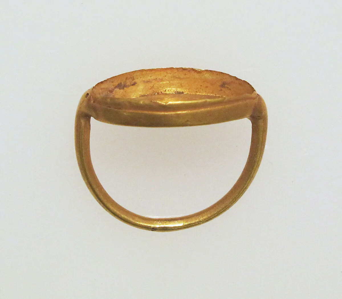 Ring with box setting — Unknown