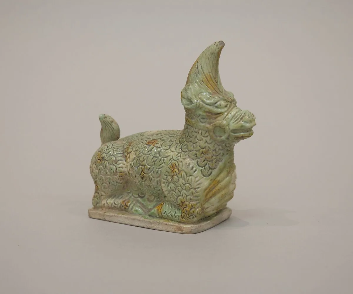 明 绿釉陶異獸|Recumbent mythical beast — Unknown