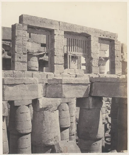 Karnak (Thèbes), Palais - Salle Hypostyle - Fenêtre et Chapiteaux des Galeries Latérales