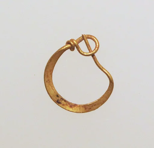 Earring, crescent-shaped