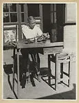彎子|Photograph of Jade Carvers at Work: The Curved Wheel, Wanzi — S. Howard Hansford