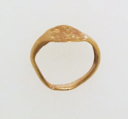 Gold ring with inscribed bezel