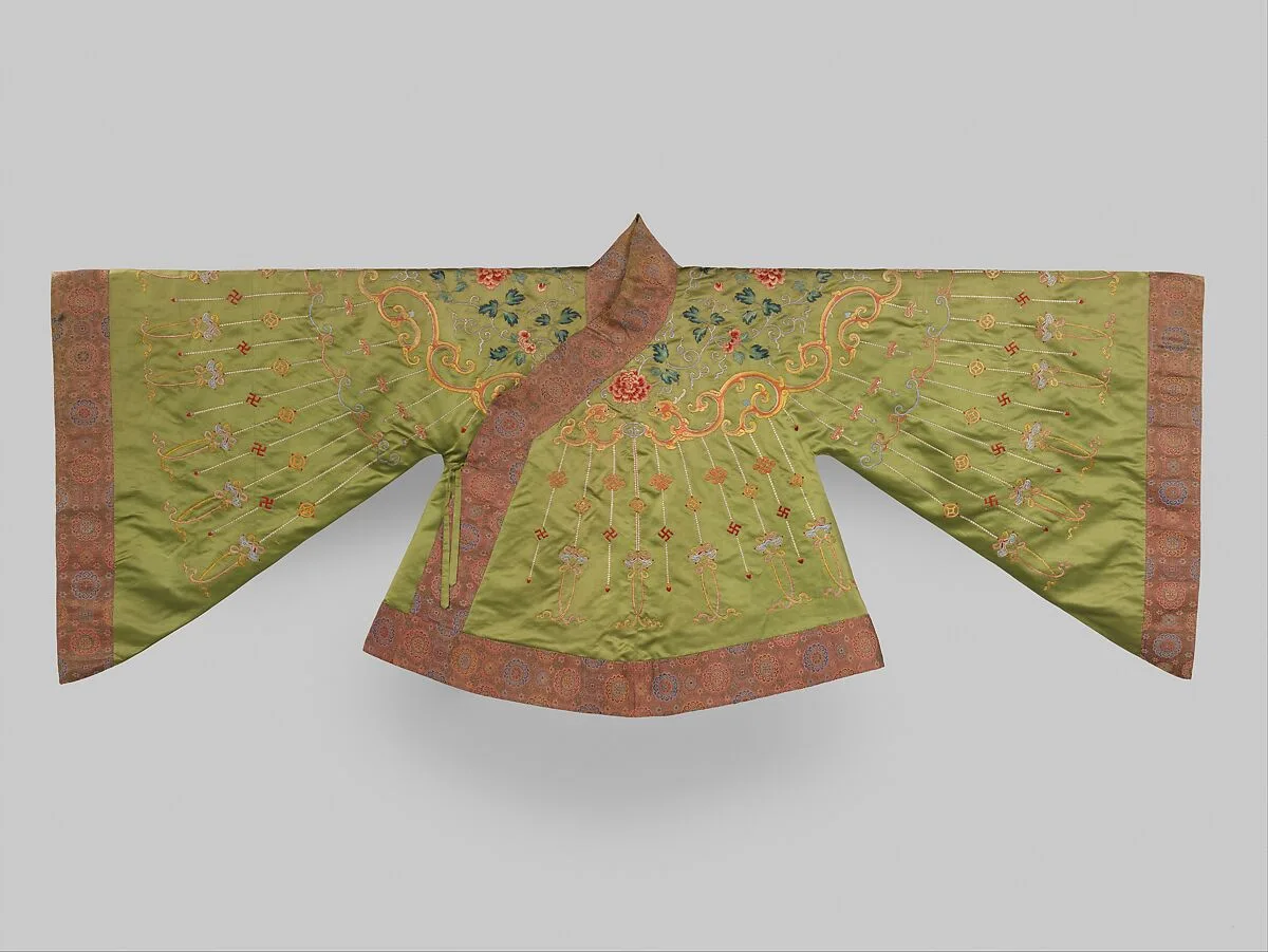 清 緞地彩繡葡萄紋羅漢衣|Theatrical jacket with designs from Buddhist jewelry — Unknown
