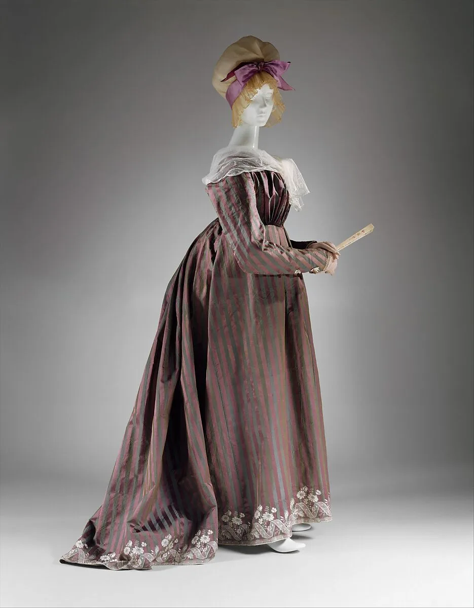 Round gown — Unknown