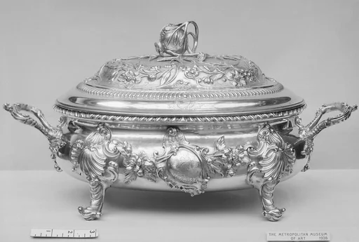 Soup tureen