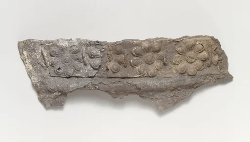 Bowl rim with rosettes