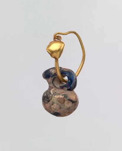 Gold earring with glass pendant in the form of a miniature jug or gourd