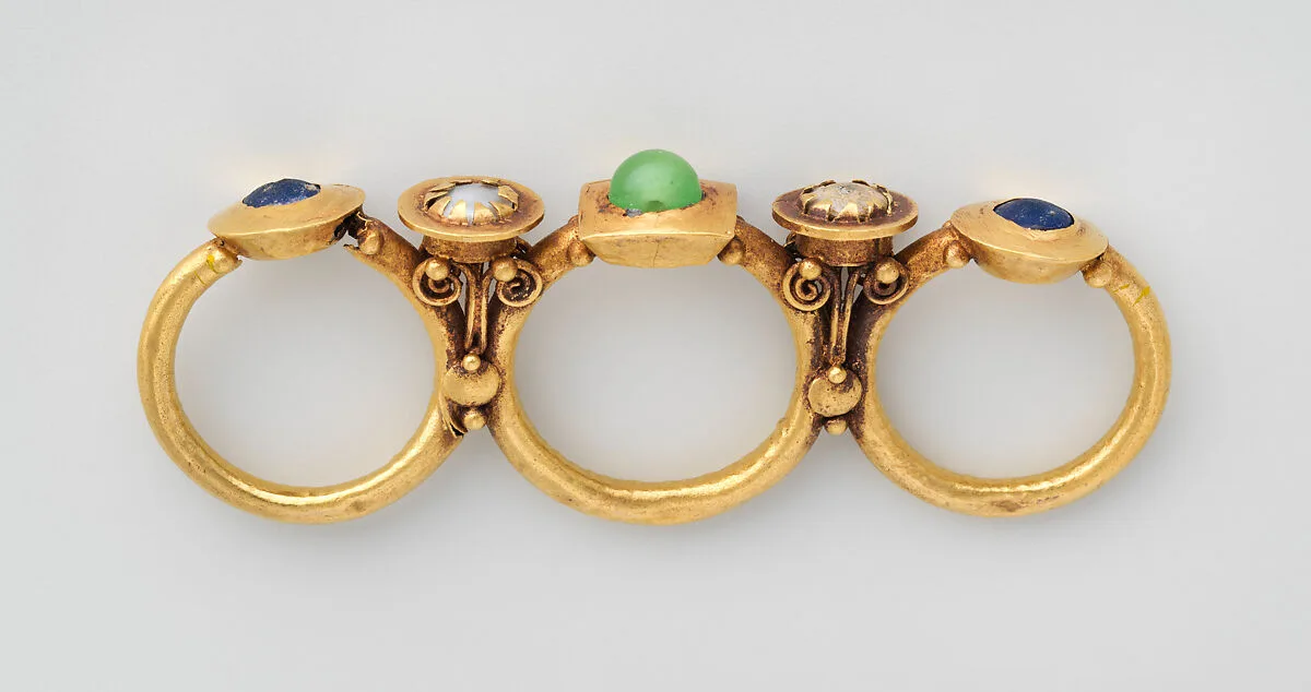 Gold triple-finger ring — Unknown
