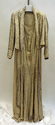Court presentation ensemble