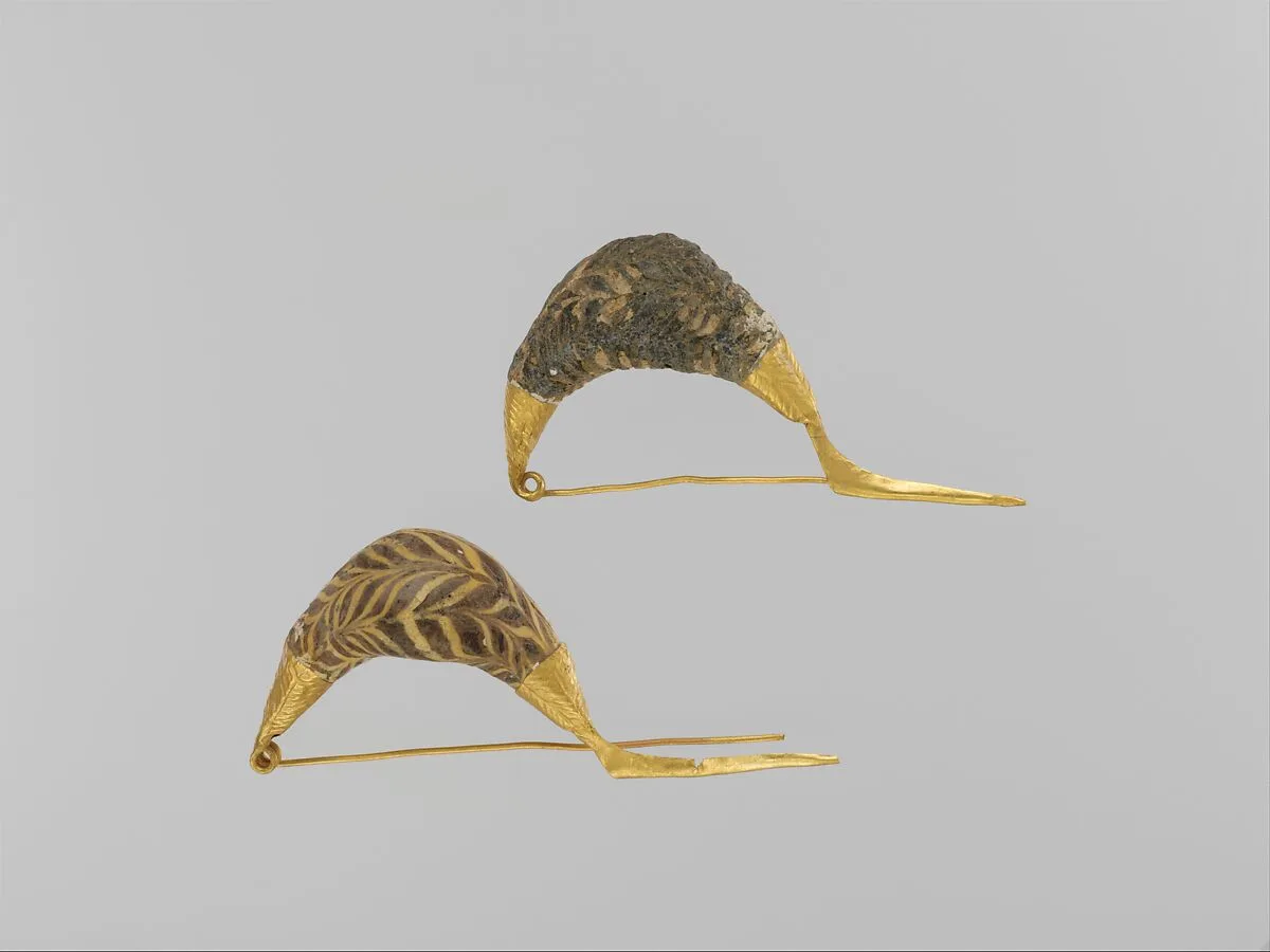Gold sanguisuga-type fibulae (safety pins) with glass paste bows — Unknown