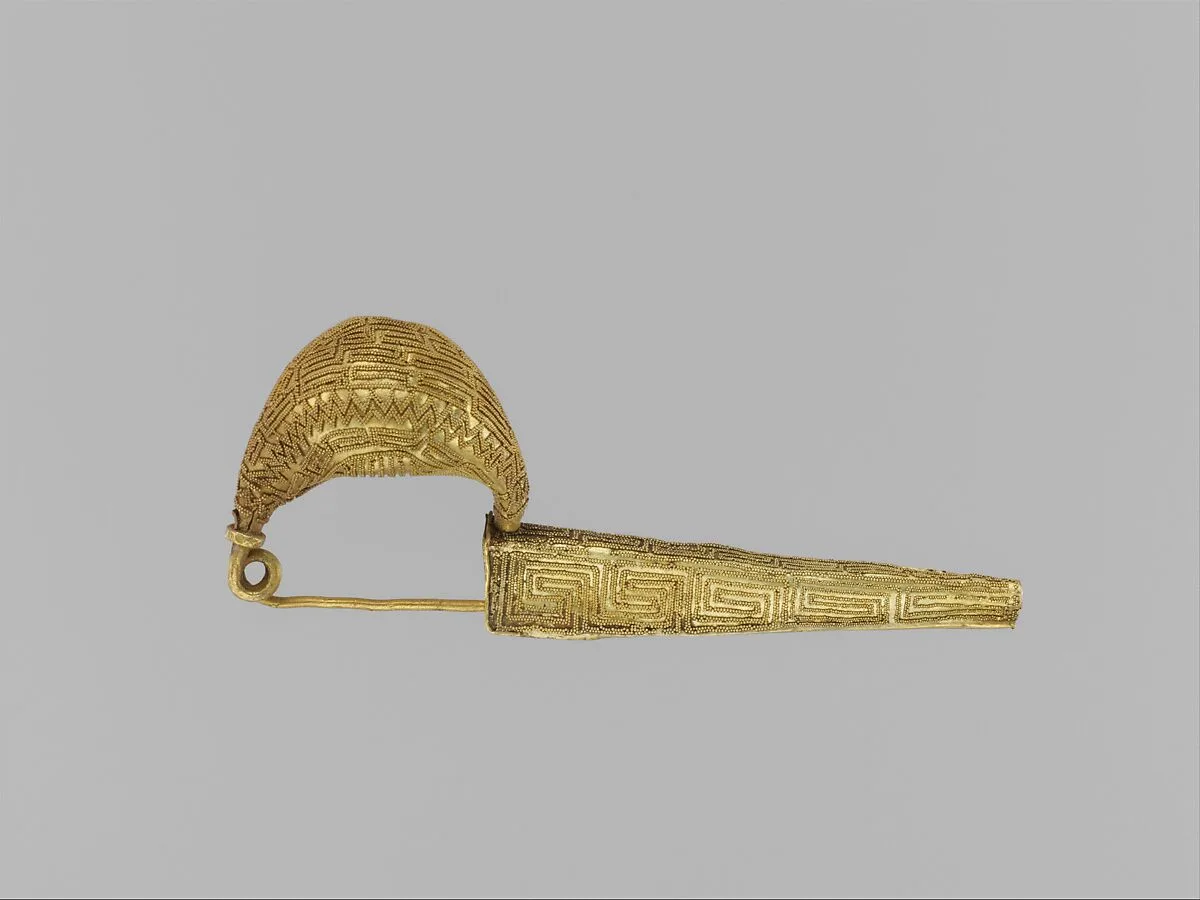Gold sanguisuga-type fibula (safety pin) with patterns in granulation — Unknown
