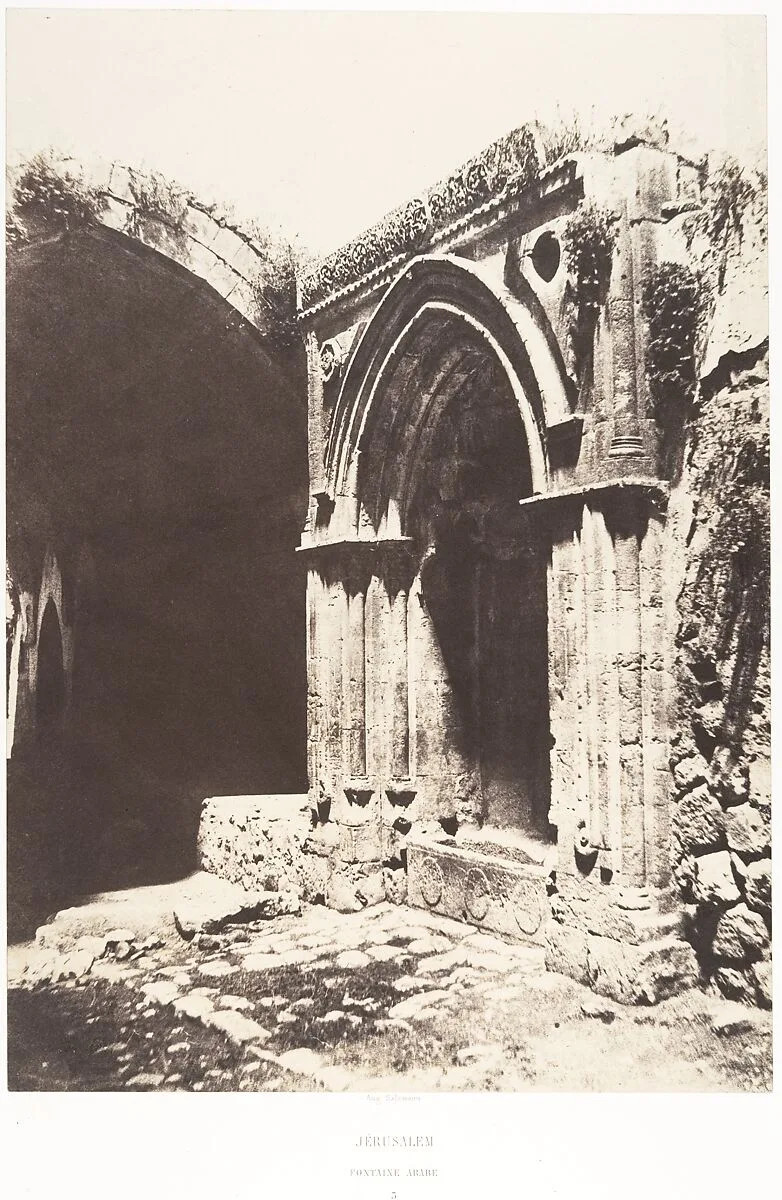 Jérusalem, Fontaine Arabe, 3 — Auguste Salzmann|Imprimerie photographique de Blanquart-Évrard, à Lille