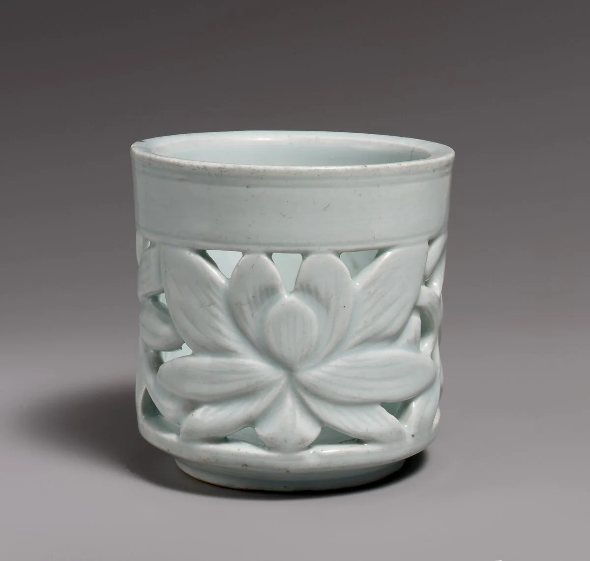 백자 투각 연꽃 무늬 필통 조선|白磁透刻蓮花文筆筒 朝鮮|Brush holder with lotus decoration — Unknown