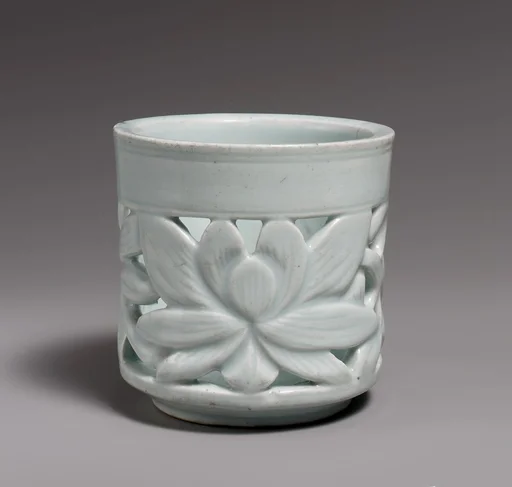 백자 투각 연꽃 무늬 필통 조선|白磁透刻蓮花文筆筒 朝鮮|Brush holder with lotus decoration