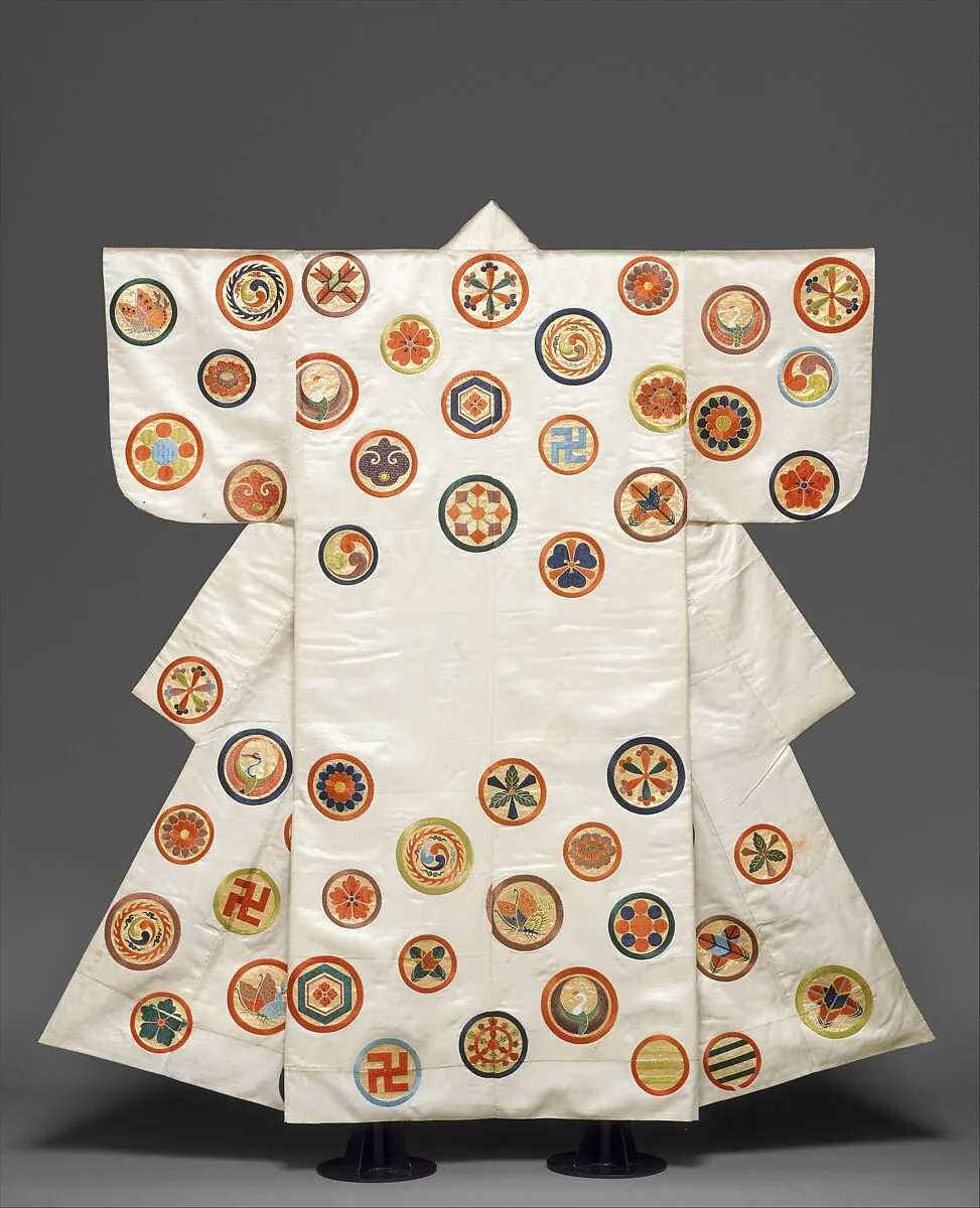 白繻子地丸文散模様縫箔|Noh Costume (Nuihaku) with Scattered Crests — Unknown