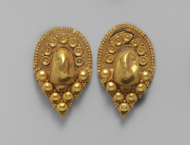 Gold earrings — Unknown