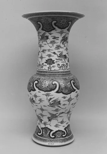 清康熙 景德鎮窯五彩雲鶴紋瓶|Vase decorated with cranes amid clouds