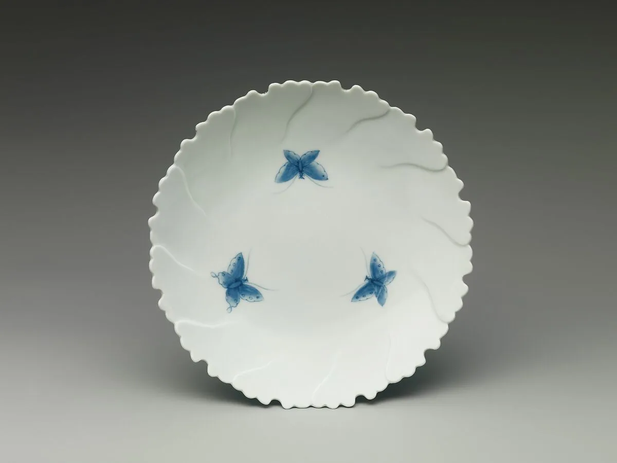 染付蝶文牡丹形皿|Peony-Shaped Dish with Butterflies — Unknown