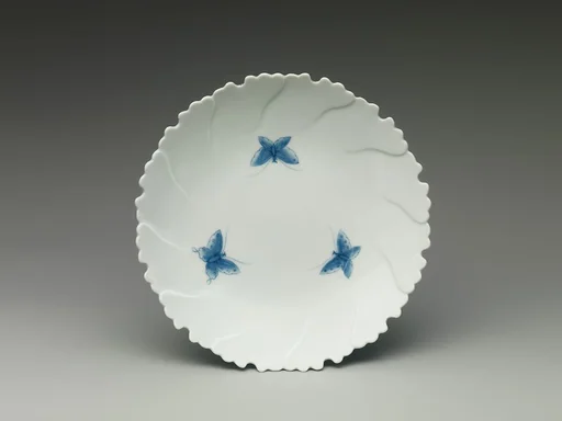 染付蝶文牡丹形皿|Peony-Shaped Dish with Butterflies