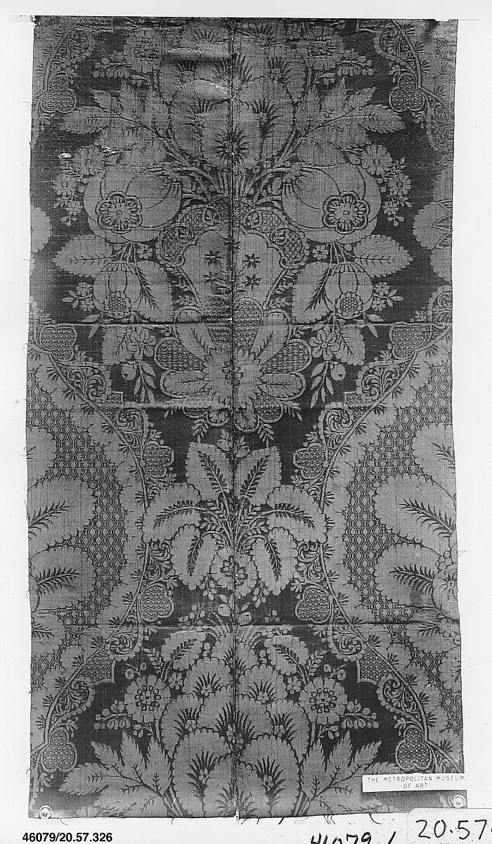 Fragment of silk damask — Unknown