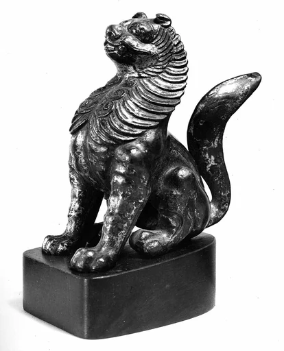 六朝 鎏金銅獅（佛造像殘件）|Seated lion