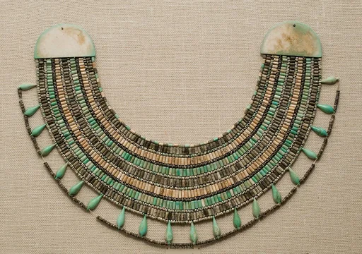 Broad collar