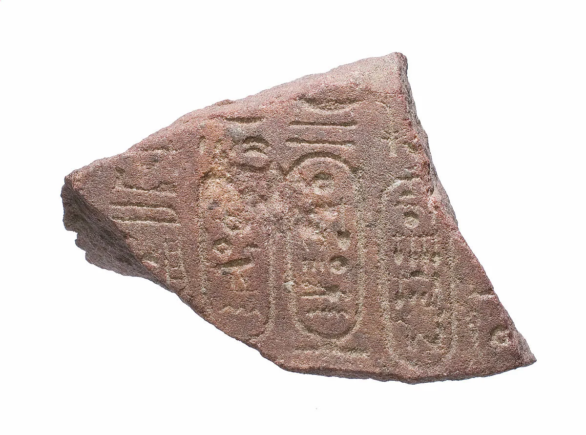 Two-sided curved element with names of Akhenaten and Nefertiti on both sides — Unknown