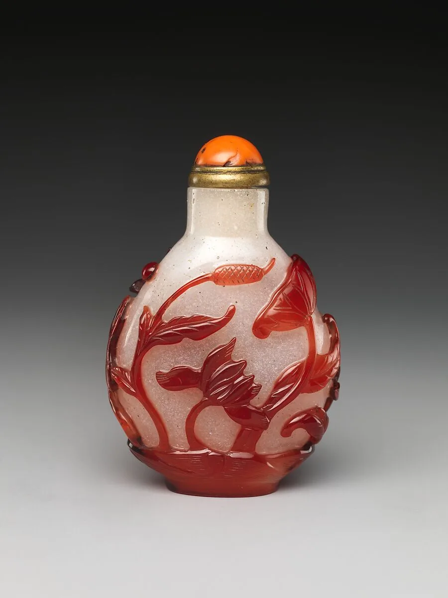 清中期 套料玻璃蓮池紋鼻煙壺|Snuff bottle with scene of a lotus pond — Unknown
