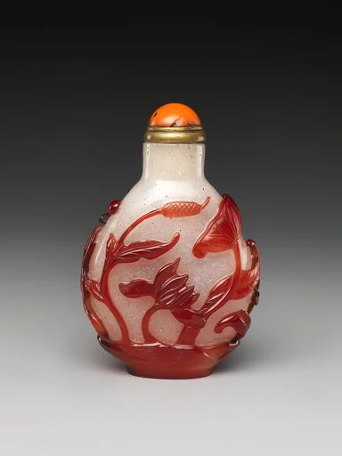清中期 套料玻璃蓮池紋鼻煙壺|Snuff bottle with scene of a lotus pond