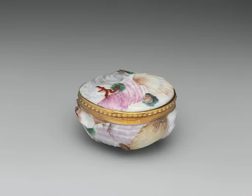 Shell-shaped snuffbox