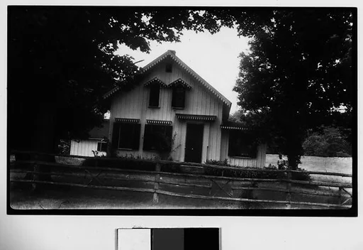[Folk Victorian Cottage]