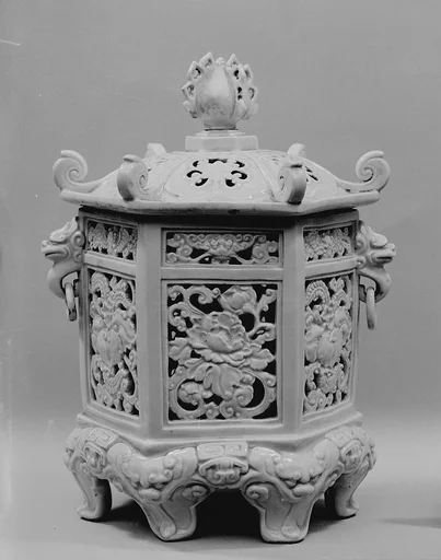 白磁陽刻釣り灯籠形香炉 一対|Incense Burner in the Shape of a Hanging Lantern (one of a pair)