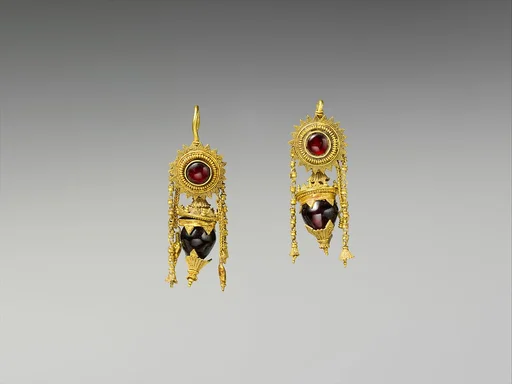 Earring with disc, chains
