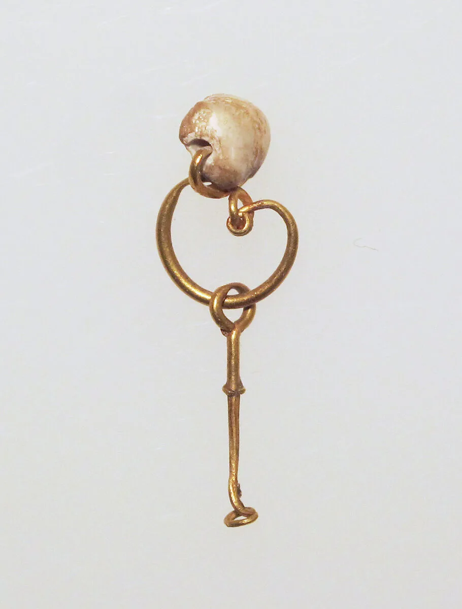 Gold earring with pearl and pendant — Unknown