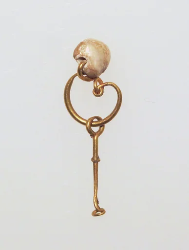 Gold earring with pearl and pendant