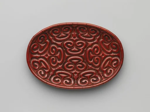 元 雕漆朱面剔犀劍環紋腰圓盤|Tray with pommel scrolls