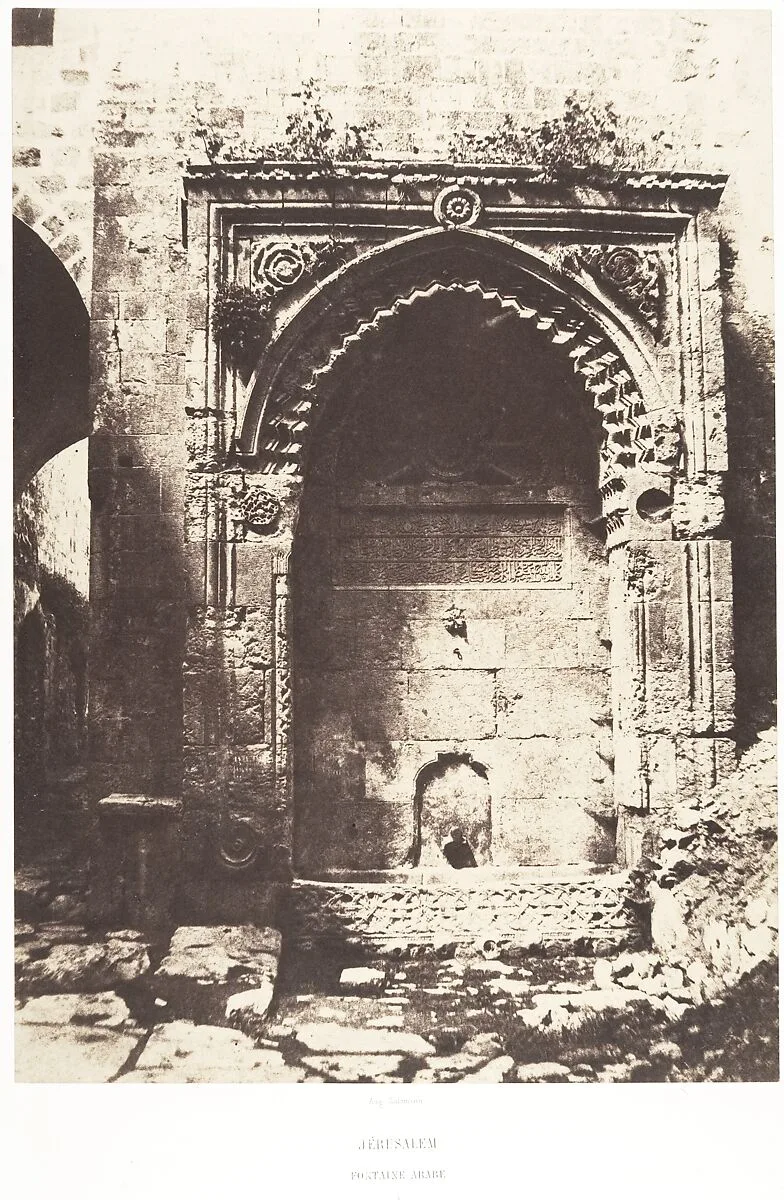 Jérusalem, Fontaine Arabe, 4 — Auguste Salzmann|Imprimerie photographique de Blanquart-Évrard, à Lille