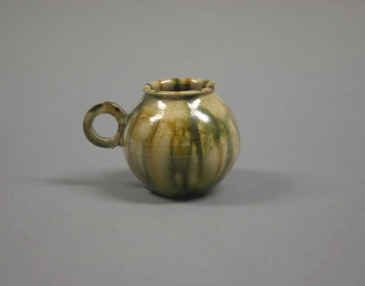 唐 三彩陶杯|Cup with ring handle — Unknown