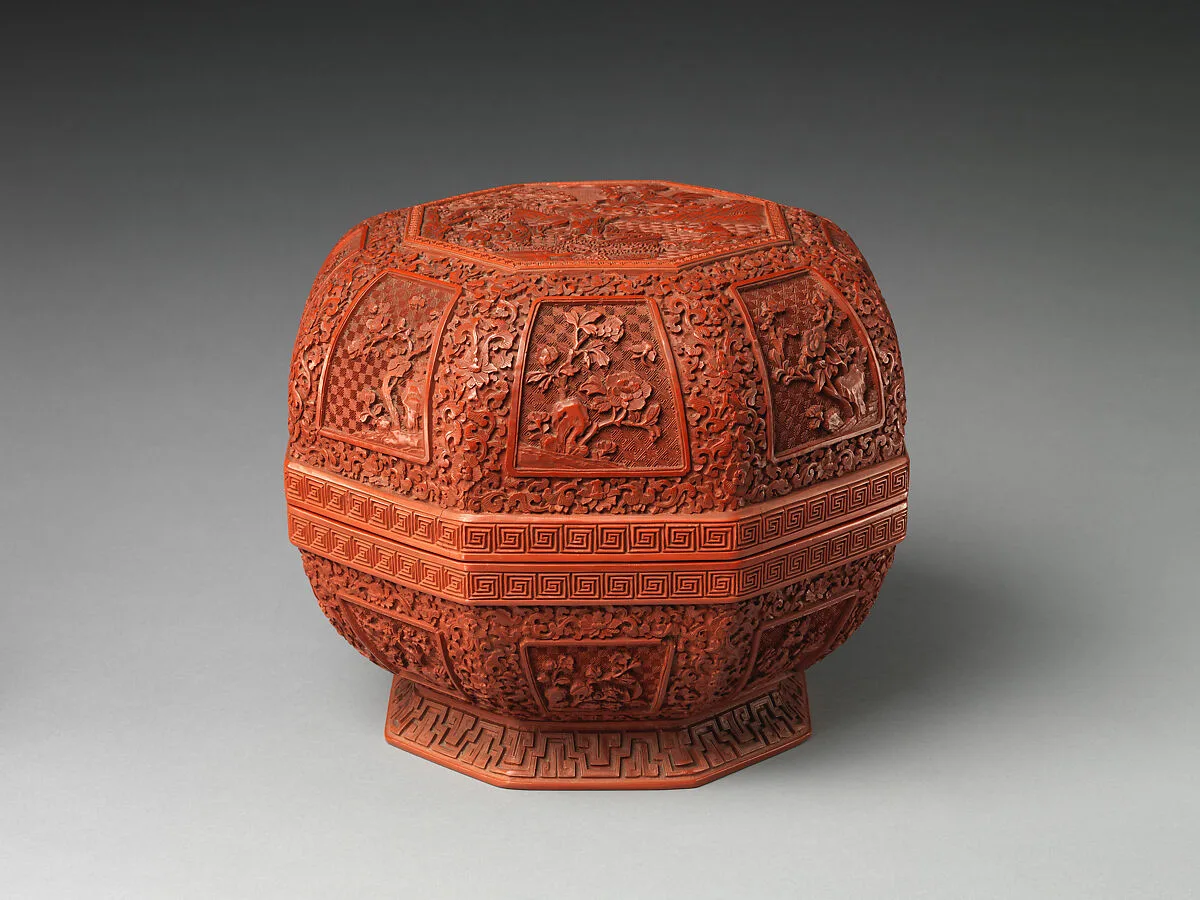 清 剔紅三星上壽圖八方盒|Octagonal box with scene of immortals — Unknown