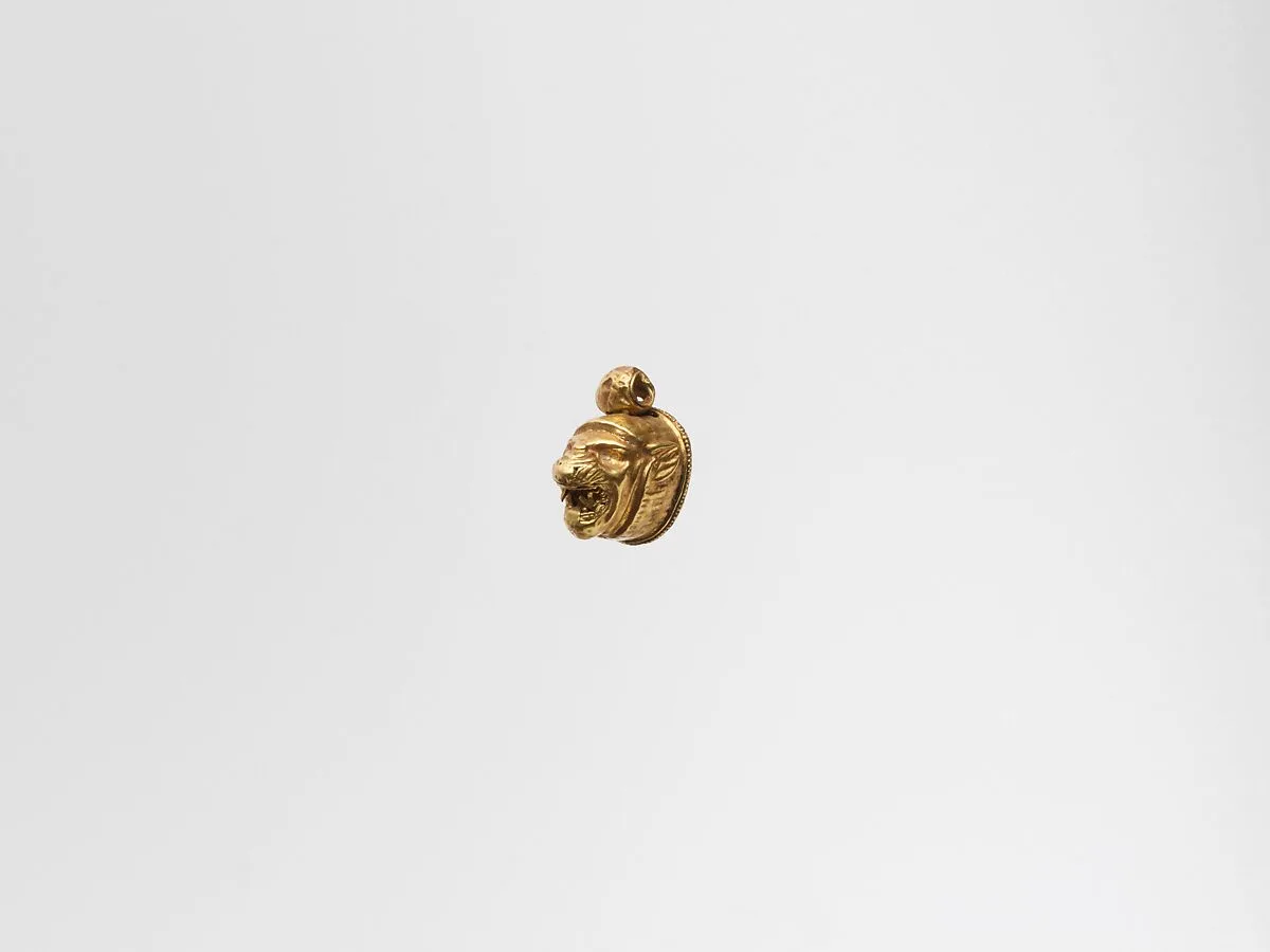 Gold pendant in the form of a lion's head — Unknown