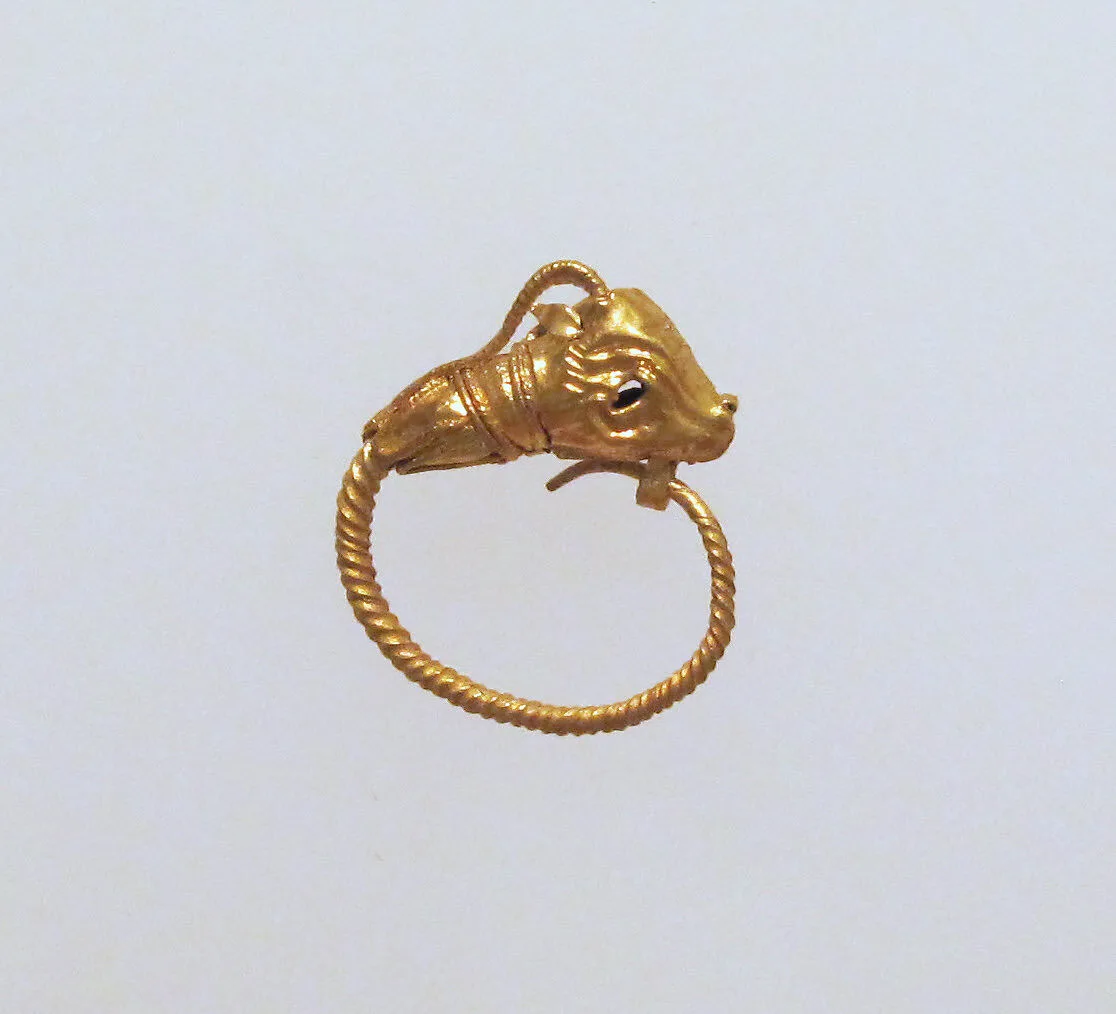 Gold earring with head of a goat — Unknown