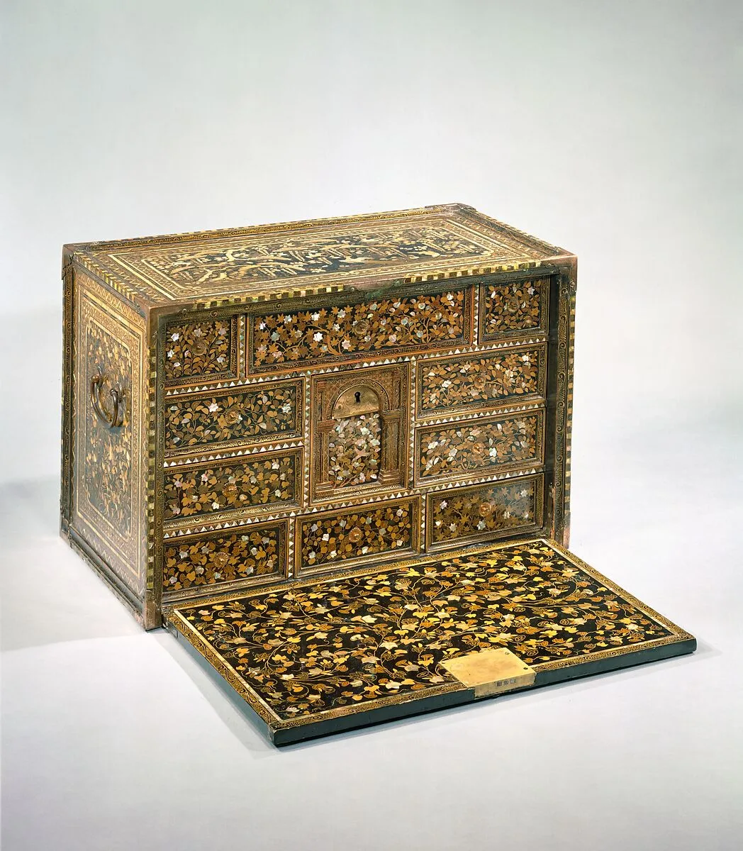 花鳥御所車蒔絵螺鈿書箪笥|Cabinet of Drawers with Birds, Flowers, and Court Carriage — Unknown