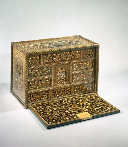 花鳥御所車蒔絵螺鈿書箪笥|Cabinet of Drawers with Birds, Flowers, and Court Carriage