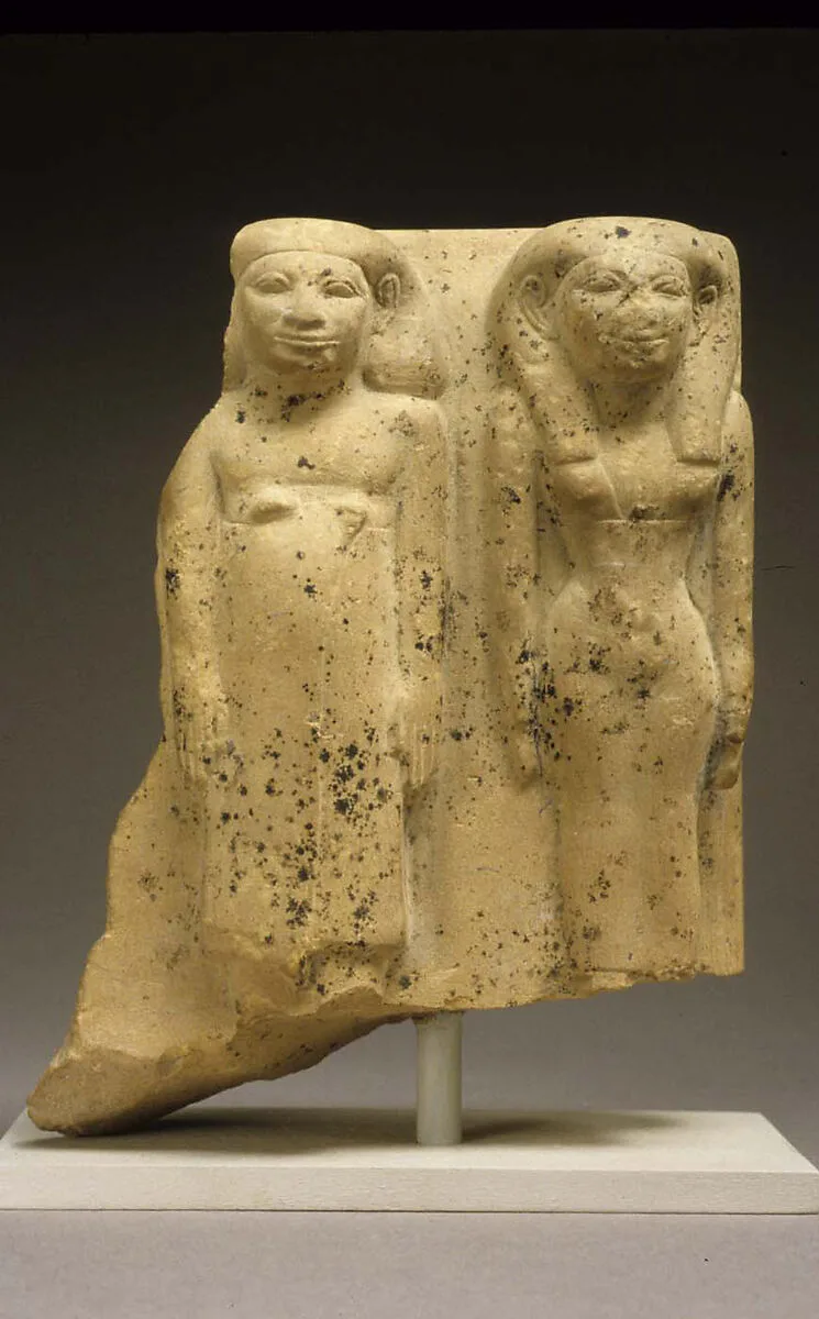 Group statue of man and woman — Unknown